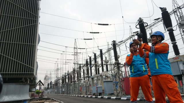 Pasukan siaga PLN TJBB sedang melakukan tugasnya. (Foto: Iqbal Firdaus/kumparan)