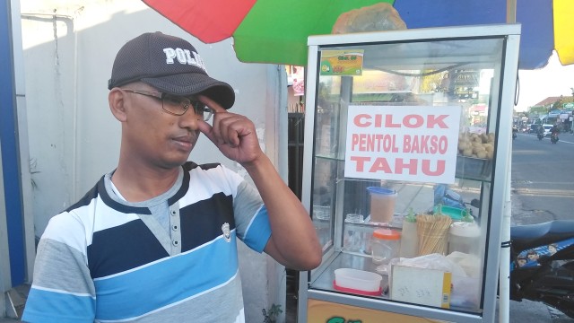 Bripka Toni Purwanto, Polisi yang berjualan makanan cilok (Foto: Arfiansyah Panji Purnandaru/kumparan)