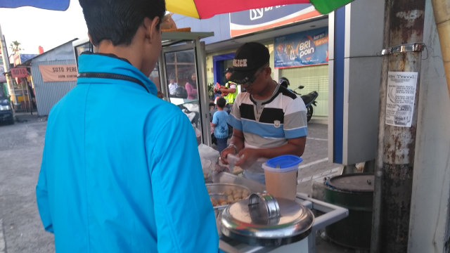 Bripka Toni Purwanto, Polisi yang berjualan makanan cilok (Foto: Arfiansyah Panji Purnandaru/kumparan)