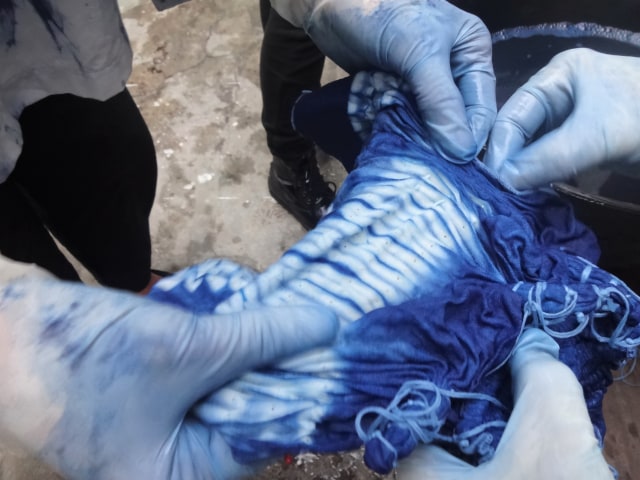 Celup-celup Kain "Batik" ala Seniman Jepang di Tobucil and Klab Bandung