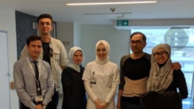 Anwar Ibrahim bersama tim dokter yg melakukan operasi (Foto: Dok. Istimewa)