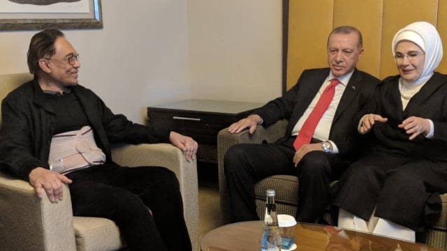 Presiden Turki Erdogan mengunjungi Anwar Ibrahim yang usai dioperasi (Foto: Dok. Istimewa)