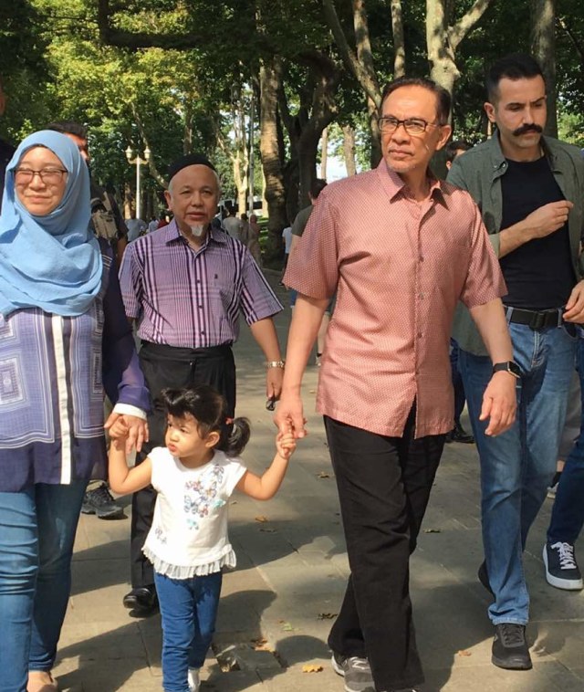 Anwar Ibrahim bersama anak dan cucunya di Gulhane Park, Istanbul sesuai menjalani operasi. (Foto: Dok. Istimewa)