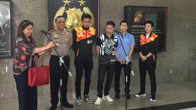 Wakapolri Komjen Pol Syafruddin bersama pasangan Tontowi Ahmad-Liliyana Natsir dan ganda putra Marcus Fernaldi Gideon-Kevin Sanjaya. (Foto: Soejono Saragih/kumparan)
