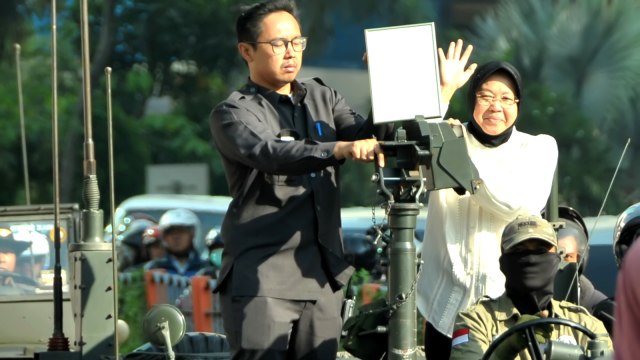 Walikota Surabaya Tri Rismaharini memamerkan penghargaan Lee Kwan Yew World City Prize kategori special mention. (Foto: Dok. Humas Pemkot Surabaya)