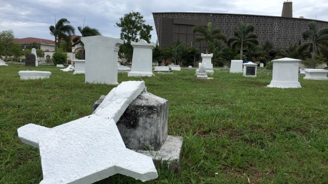 Belasan batu nisan di lokasi situs sejarah kuburan Belanda, Kherkoff Peutjut Banda Aceh mengalami patah dan rusak. (Foto: Zuhri Noviandi/kumparan)