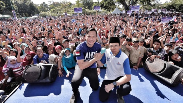 Gubernur NTB, TGB Zainul Majdi, berjabat tangan dengan Agus Harimurti Yudhoyono. (Foto: ntbprov.go.id)