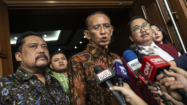 Terpidana kasus korupsi penyelenggaraan haji dan operasional menteri, Suryadharma Ali (tengah) usai sidang Peninjauan Kembali di Pengadilan Tipikor. (Foto: ANTARA FOTO/Aprillio Akbar)