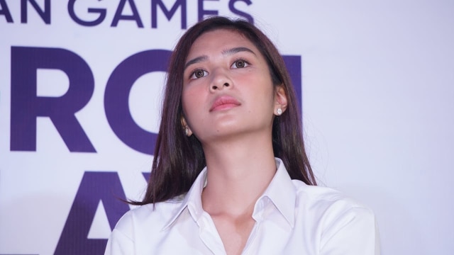 Mikha Tambayong sebagai Duta Samsung turut gelorakan semangat Energi Asia di kirab obor Asian Games 2018. (Foto: Garin Gustavian Irawan/kumparan)