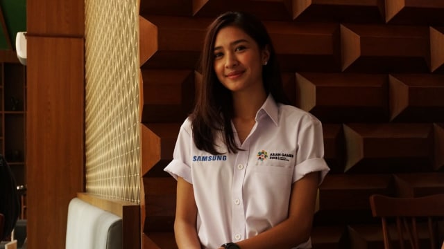 Mikha Tambayong sebagai Duta Samsung turut gelorakan semangat Energi Asia di kirab obor Asian Games 2018. (Foto: Garin Gustavian Irawan/kumparan)