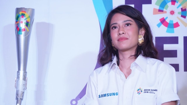 Dian Sastro salah satu pembawa obor Asian Games 2018 di Solo, hadir di kirab obor Asian Games 2018.  Foto: Garin Gustavian Irawan/kumparan