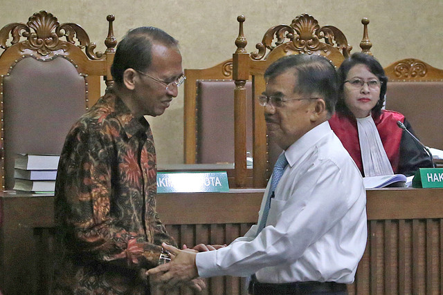 Wakil Presiden Jusuf Kalla (kanan) bersalaman dengan terpidana kasus korupsi penyelenggaraan dana haji 2010-2013 dan penggunaan dana operasional menteri, Suryadharma Ali di Tipikor. (Foto: ANTARA FOTO/Wibowo)