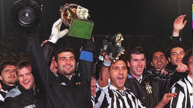 Angelo Di Livio (keempat dari kanan) merayakan kesuksesan Juventus memenangi Piala Toyota 1996. (Foto: Toru Yamanaka/AFP)