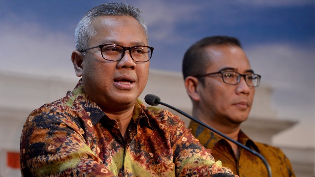 Ketua Komisi Pemilihan Umum (KPU) Arief Budiman (kiri) memberikan keterangan seusai bertemu Presiden Joko Widodo di Istana Merdeka. (Foto: ANTARA FOTO/Wahyu Putro A)