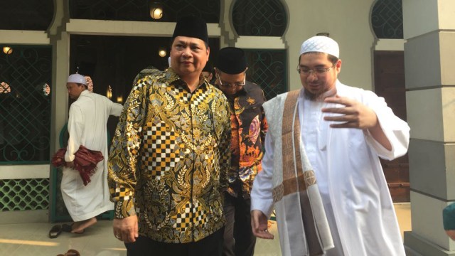 Ketua Umum Partai Golkar Airlangga Hartarto (kiri) bersama Habib Jindan. (Foto: Rafyq Panjaitan/kumparan)