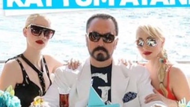 Harun Yahya berfoto bersama wanita (Foto: Instagram @magazininellitonu)