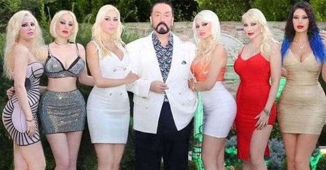 Harun Yahya berfoto bersama wanita (Foto: Instagram @fuatcakmaktv)