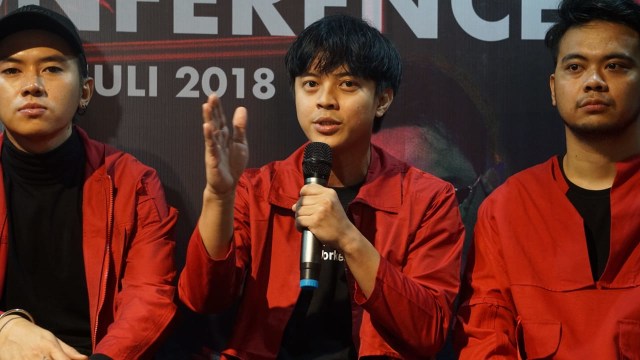 Bisma Smash (tengah) dalam konferensi pers boyband Smash. (Foto: Garin Gustavian Irawan/kumparan)