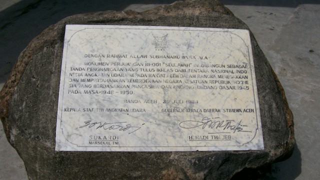Prasasti di Monumen Seulawah, Aceh (Foto: Wikimedia Commons)