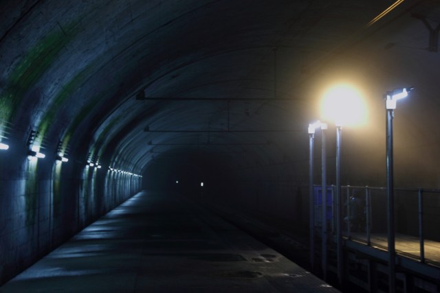 Suasana Saat Menunggu Kereta di Stasiun Doai  (Foto: Flickr / nz32u6)