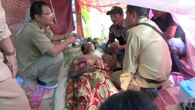 Rizky Ahmad, korban gigitan King Cobra saat diperiksa (Foto: kumparan)