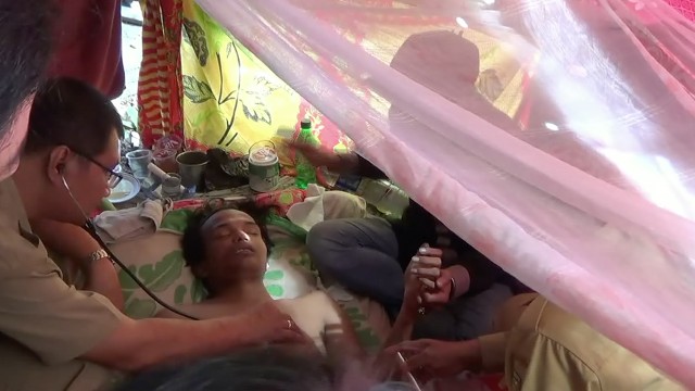 Rizky Ahmad, korban gigitan King Cobra saat diperiksa (Foto: kumparan)