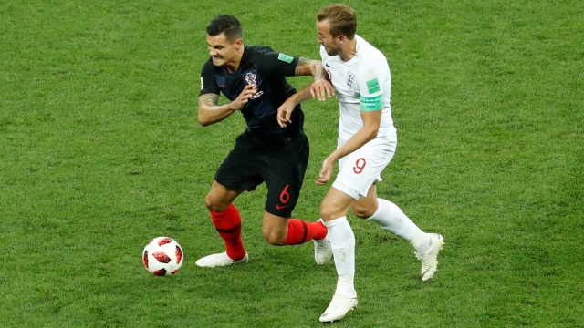 Dejan Lovren pantang menyerah untuk mematikan pergerakan Harry Kane. (Foto: Damir Sagolj/Reuters)
