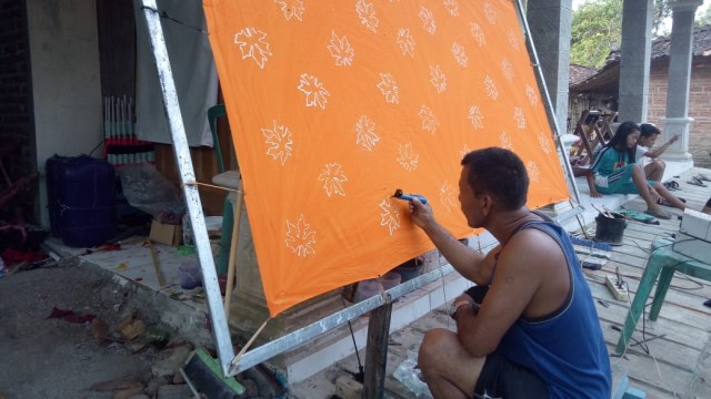 Warga Desa Karangpatihan saat membatik (Foto: dok. Eko Mulyadi)