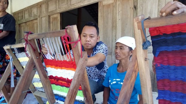 Eko Mulyadi bersama warga Desa Karangpatihan (Foto: dok. Eko Mulyadi)