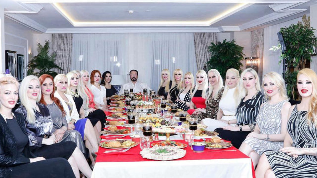 Para kitten, wanita pengikut Harun Yahya. (Foto: Instagram @semraozgiray_a9)