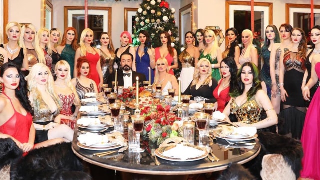 Para kitten, wanita pengikut Harun Yahya. (Foto: Instagram @semraozgiray_a9)