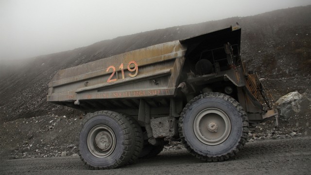Kendaraan berat mengumpulkan bebatuan dengan endapan emas di kompleks pertambangan Grasberg Freeport McMoRan. (Foto: AFP PHOTO / Olivia Rondonuwu)