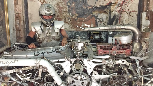 Selamet Wiyono atau Slamet Jenggot pembuat instrumen musik dari spare part otomotif bekas. (Foto: Ferry Fadhlurrahman/kumparan)