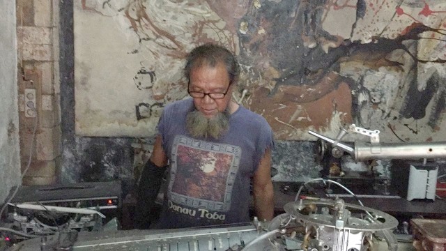 Selamet Wiyono atau Slamet Jenggot pembuat instrumen musik dari spare part otomotif bekas. (Foto: Ferry Fadhlurrahman/kumparan)