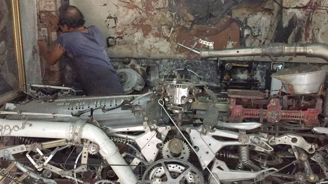 Selamet Wiyono atau Slamet Jenggot pembuat instrumen musik dari spare part otomotif bekas. (Foto: Ferry Fadhlurrahman/kumparan)