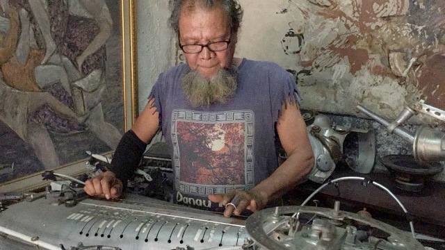 Selamet Wiyono atau Slamet Jenggot pembuat instrumen musik dari spare part otomotif bekas. (Foto: Ferry Fadhlurrahman/kumparan)