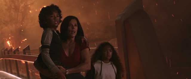 Sarah dan kedua anaknya berjuang bertahan hidup (Foto: Universal Pictures)