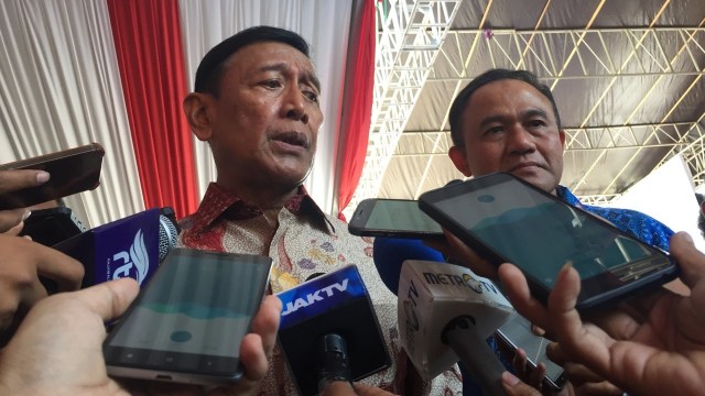 Menkopolhukam menyaksikan aksi anjing pelacak Milik BNN dalam operasi pengungkapan Narkoba (Foto: Soejono Saragih/kumparan)