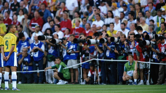 Ronaldo sebelum laga melawan Norwegia di Piala Dunia 1998. (Foto: Getty Images/Ben Radford)
