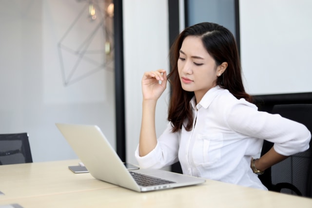Terlalu sering duduk dalam jangka waktu lama ketika bekerja bisa menyebabkan sakit punggung.
 Foto: Thinkstock