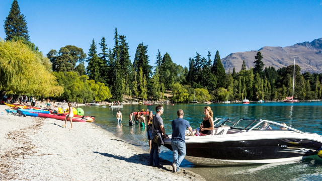 Berwisata di Danau Wakatipu, Selandia Baru. (Foto: Pixabay)