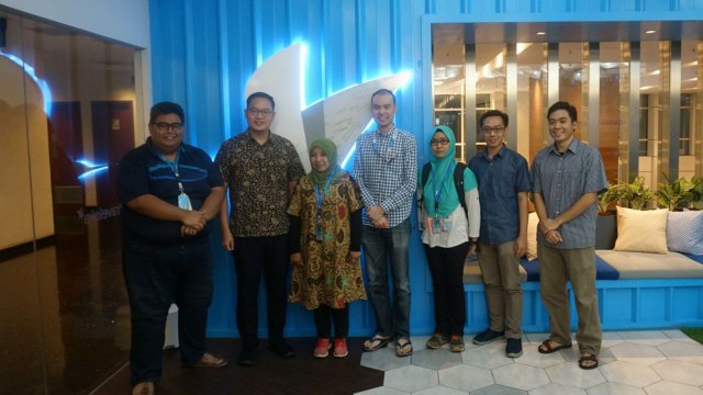 Ibu Ita Rima (tengah) bersama Ferry Unardi, CEO & Co Founder, Albert Zhang, Head of Design & Co-Founder, dan tim Traveloka. (Foto: Nugroho Sejati/kumparan)