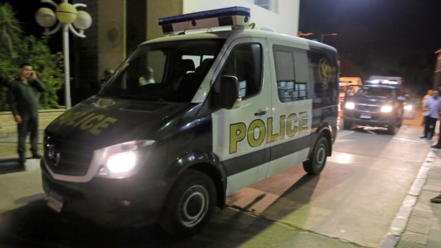 Mobil polisi di kawasan ledakan di Kairo, Mesir Jumat (13/7). (Foto: Reuters/Mohamed Abd El Ghany)