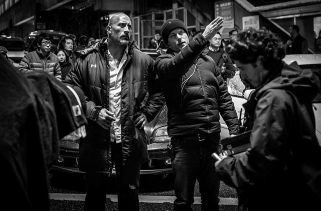 Rawson memberikan arahan pada Dwayne Johnson (Foto: dok. Produser Hiram Garcia)