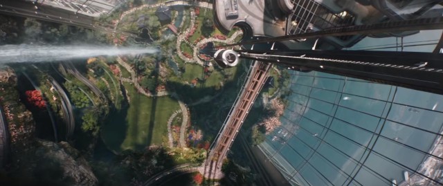 Taman indah di dalam gedung The Pearl (Foto: Universal Pictures)