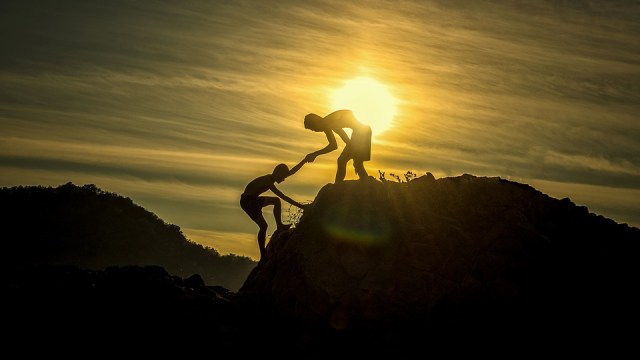 Ilustrasi anak saling membantu. Foto: pixabay.com