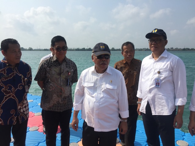 Menteri PUPR, Basuki Hadimuljono (tengah), minta tambahan pekerja selesaikan Sentraland Jakabaring dalam peninjauan venue Asian Games 2018 di Jakabaring Sport City (JSC), Palembang, Sunatera Selatan. (Foto: Fachrul Irwinsyah/kumparan)