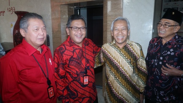Wakil Ketua Dewan Pembina Partai Demokrat Agus Hermanto (batik kuning) mendatangi kantor DPP PDIP dan diterima Sekjen PDIP Hasto Kristiyanto (batik merah), Jumat (13/7/2018). (Foto: Nugroho Sejati/kumparan)