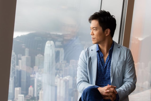 Byron Mann berpose dari lantai 116 gedung ICC, Hong Kong. (Foto: Universal Pictures)