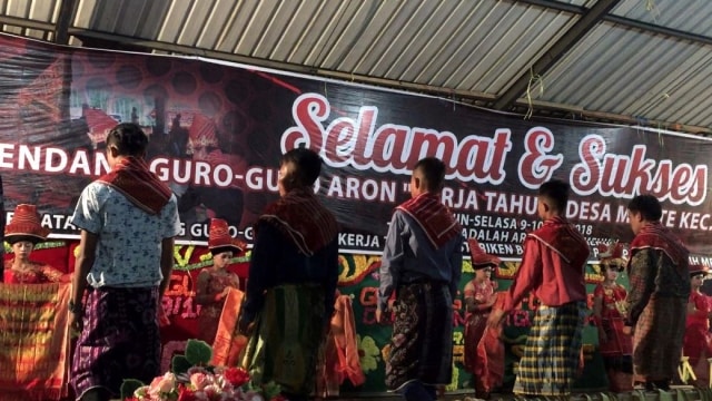 Tak hanya muda-mudi saja, orang tua juga punya kesempatan untuk menari bersama di atas panggung. (Foto: Helinsa Rasputri/kumparan)